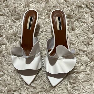 SOLD Topshop V point Ruffle leather heels sandals mules 😍